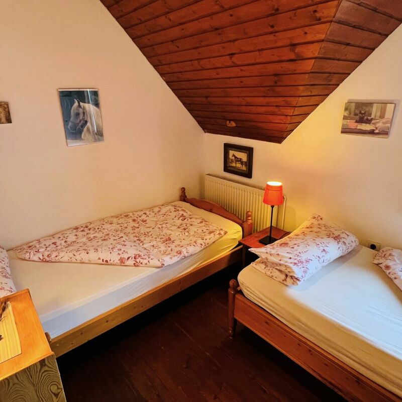 Das Schlafzimmer der Ferienwohnung Nr. 6 für einen schönen Urlaub auf dem Landgut Pfauenhof in der Eifel